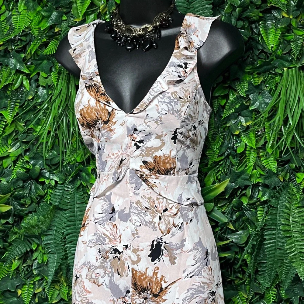 Lulus Jumpsuit Medium Pink Floral Ruffle V-Neck Sleeveless Shorts Romper  3688 - Picture 6 of 8